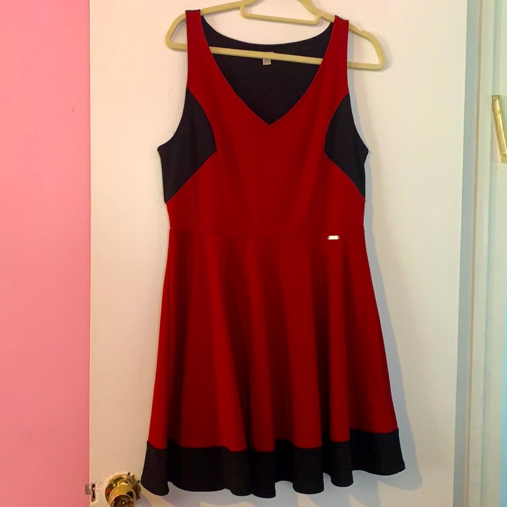 Very pretty dress dark red and black size extra large GUESS